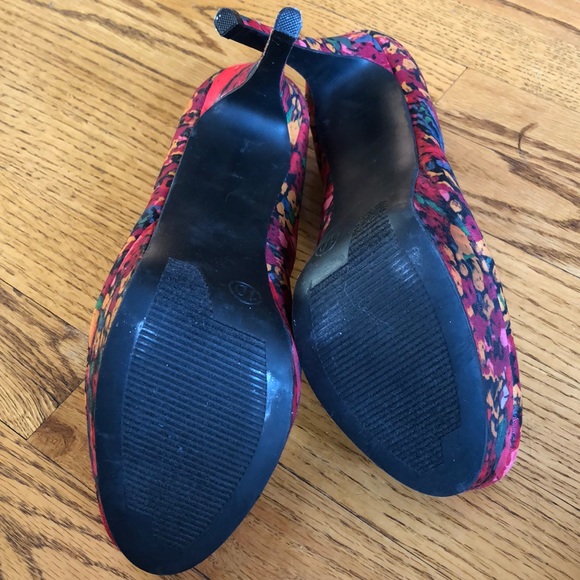 XHILARATION Floral Pumps - Picture 6 of 7